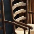 Paire de fauteuils en bois, assise en paille tressée