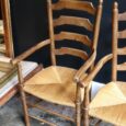 Paire de fauteuils en bois, assise en paille tressée