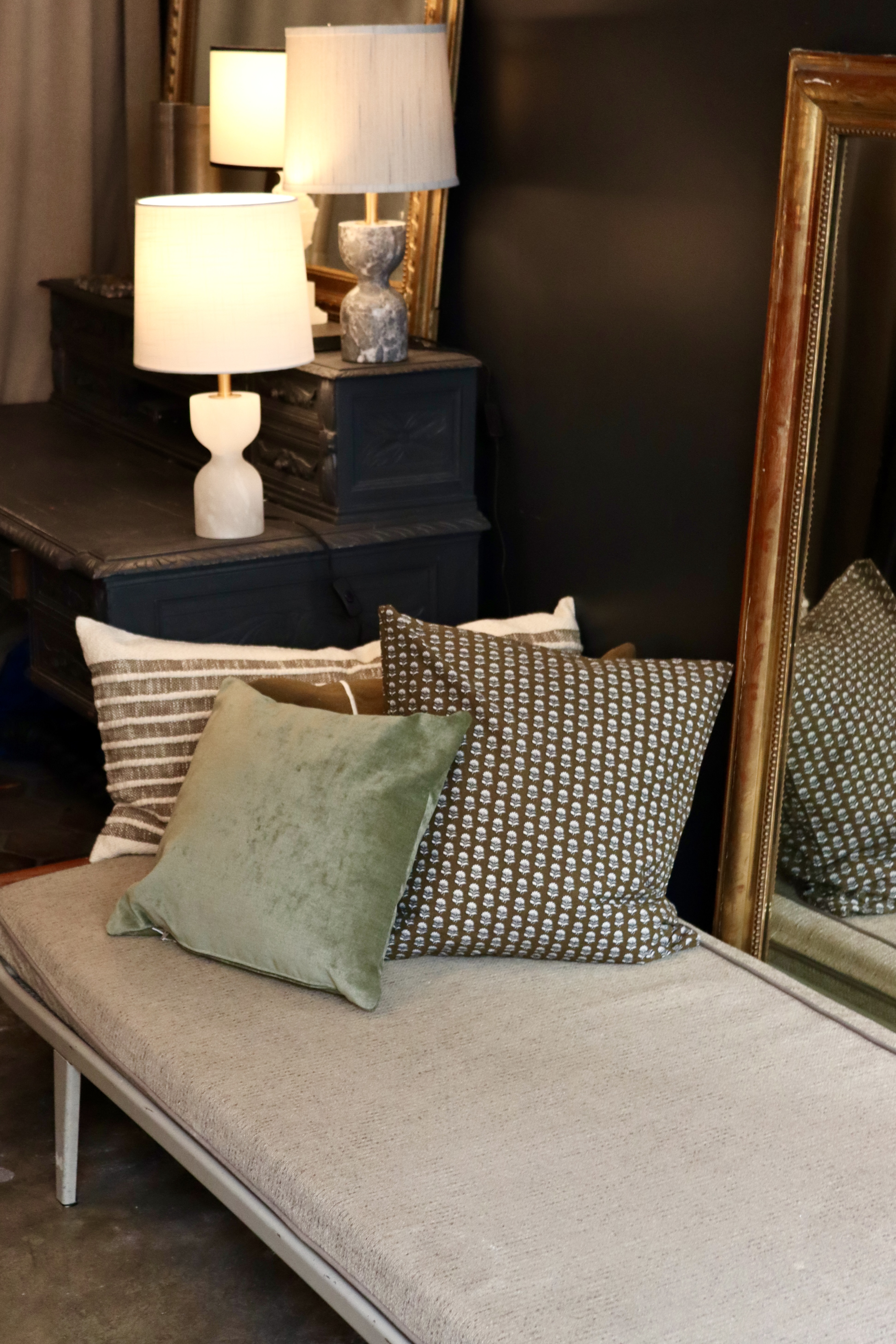 dealeuse-boutique-decoration-vintage-ancien-paris-lit-bois-cleopatra-metal