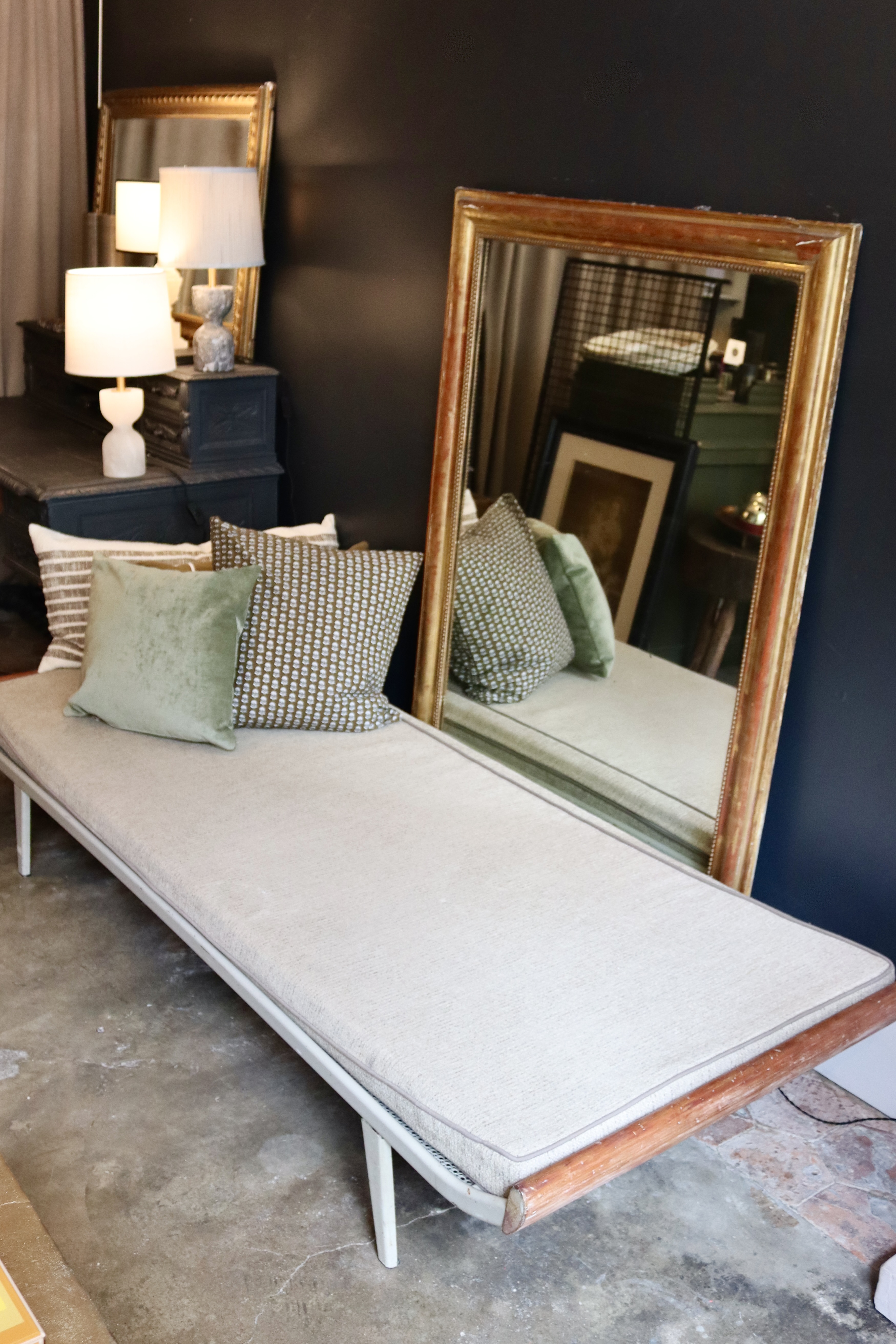 dealeuse-boutique-decoration-vintage-ancien-paris-lit-bois-cleopatra-metal