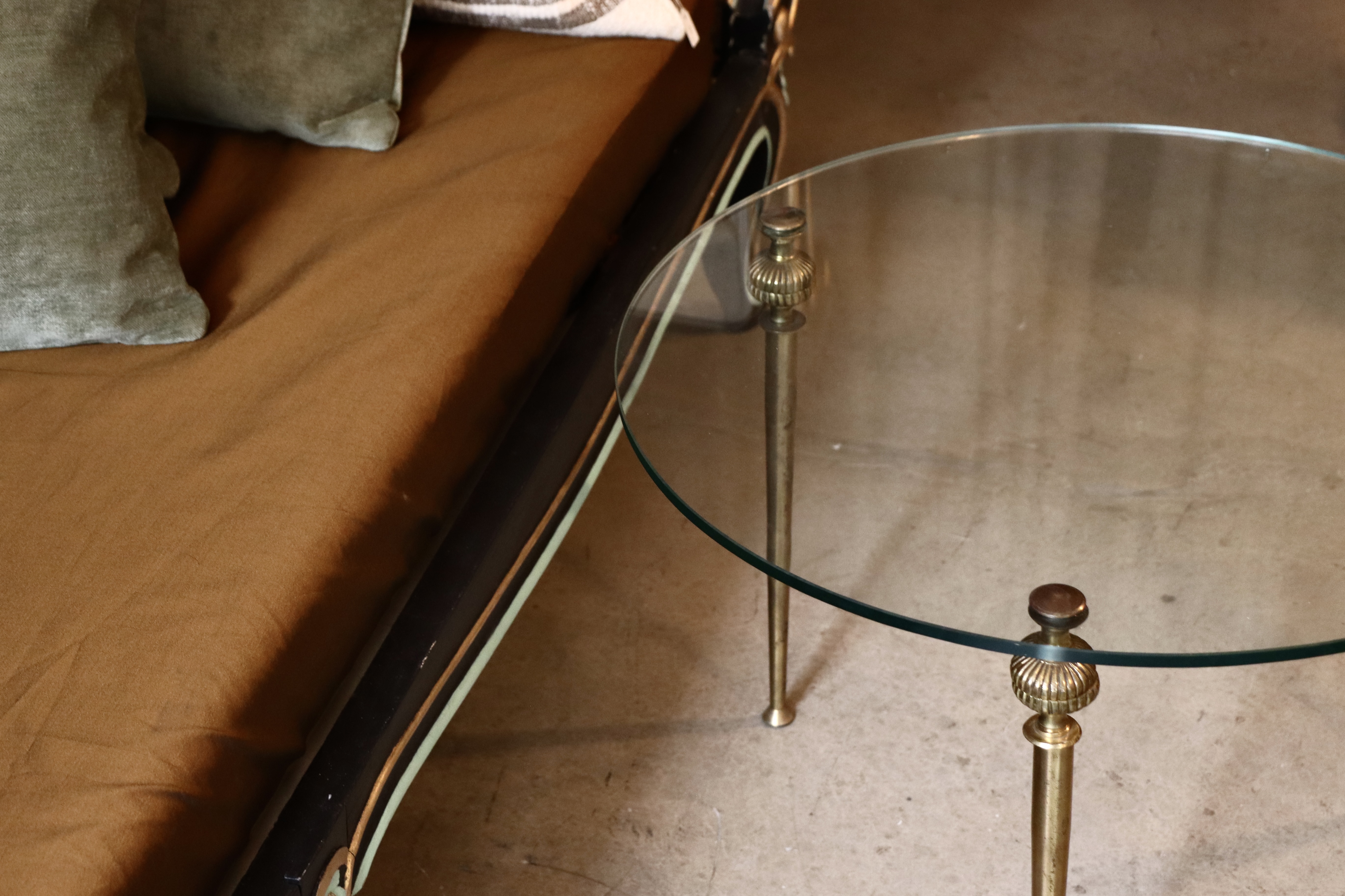 dealeuse-boutique-decoration-vintage-ancien-paris-gueridon-verre-laiton