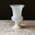 Vase, forme Médicis, en opaline