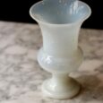 Vase, forme Médicis, en opaline