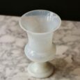 Vase, forme Médicis, en opaline