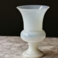 Vase, forme Médicis, en opaline