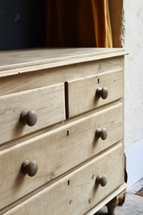 dealeuse-boutique-decoration-luminaire-commode-bois-paris-fourniture-vintage