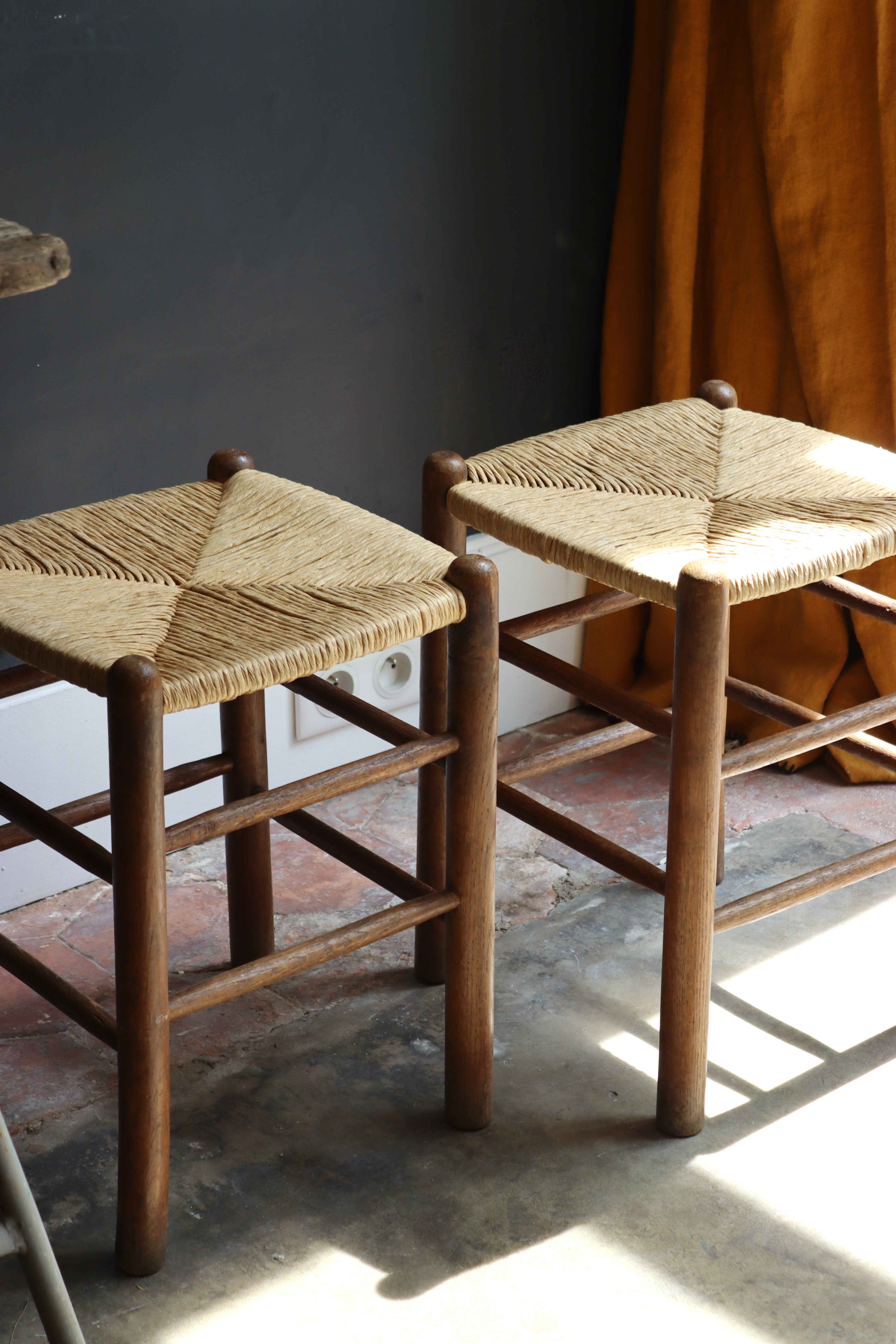 dealeuse-boutique-decoration-paris-vintage-mobilier-assise-tabouret-bois-paille