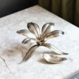 Fleur en métal argenté, 6 pétales cendriers