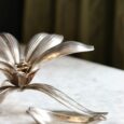 Fleur en métal argenté, 6 pétales cendriers