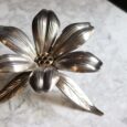 Fleur en métal argenté, 6 pétales cendriers
