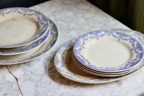 dealeuse-boutique-decoration-vintage-ancien-paris-compotier-terre-de-fer-assiettes-plats-ancien