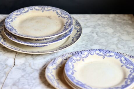 dealeuse-boutique-decoration-vintage-ancien-paris-compotier-terre-de-fer-assiettes-plats-ancien