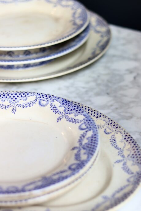 dealeuse-boutique-decoration-vintage-ancien-paris-compotier-terre-de-fer-assiettes-plats-ancien