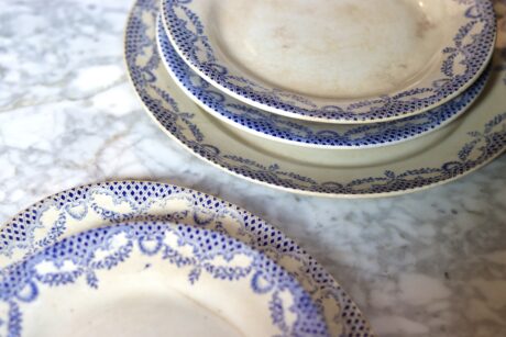 dealeuse-boutique-decoration-vintage-ancien-paris-compotier-terre-de-fer-assiettes-plats-ancien