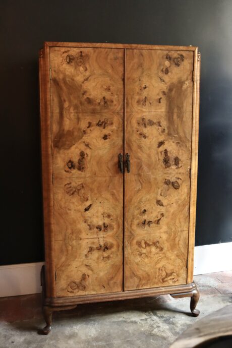 dealeuse-boutique-decoration-luminaire-armoire-anglaise-loupe-orme-bois-paris-fourniture-vintage