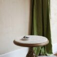 Table basse ou d’appoint, piètement bois, plateau marbre