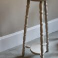 Sellette en bois, détail piètement boule