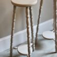 Sellette en bois, détail piètement boule