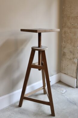 dealeuse-boutique-decoration-vintage-ancien-ancienne-paris-colonne-bois-sellette-piedestal-decorative-plante-oeuvre-table-appoint-selle-sculpteur-bois-brut