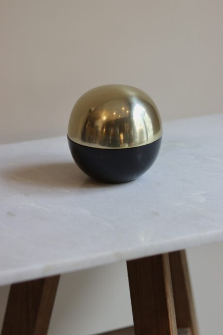 dealeuse-boutique-decoration-vintage-ancien-paris-bougie-parfumée-bougies-parfumées-sphère-laiton-rouge-blanc-noir-autour-du-parfum