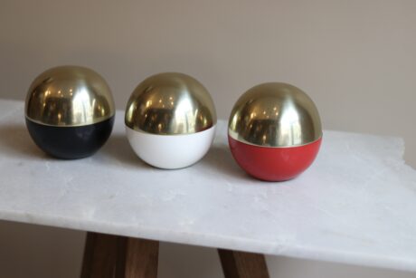 dealeuse-boutique-decoration-vintage-ancien-paris-bougie-parfumée-bougies-parfumées-sphère-laiton-rouge-blanc-noir-autour-du-parfum