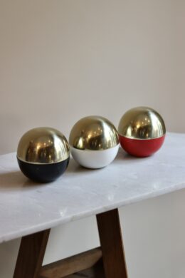 dealeuse-boutique-decoration-vintage-ancien-paris-bougie-parfumée-bougies-parfumées-sphère-laiton-rouge-blanc-noir-autour-du-parfum