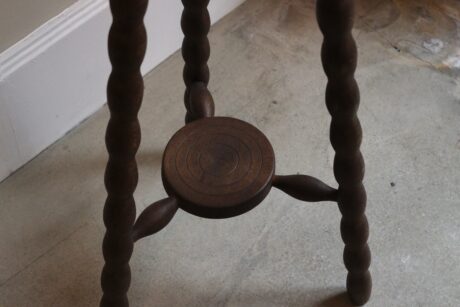 dealeuse-boutique-decoration-vintage-ancien-ancienne-paris-colonne-bois-sellette-piedestal-decorative-plante-oeuvre-table-appoint