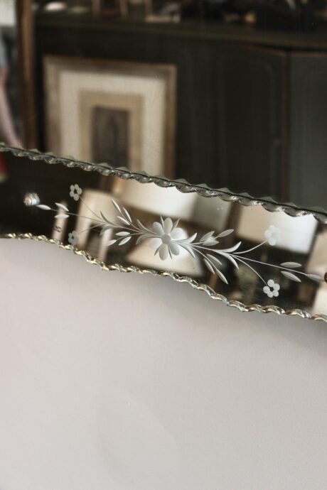 dealeuse-boutique-decoration-mobilier-vintage-paris-miroir-venitien-decor-floral