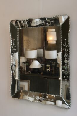 dealeuse-boutique-decoration-mobilier-vintage-paris-miroir-venitien-decor-floral