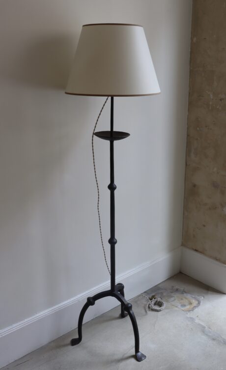 dealeuse-boutique-decoration-paris-vintage-lampe-luminaire-lampadaire-fer-forgé-bronze-martele-1940-marolle-france-ancien-creation-abat-jour-sur-mesure