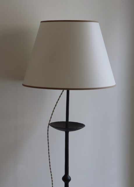 dealeuse-boutique-decoration-paris-vintage-lampe-luminaire-lampadaire-fer-forgé-bronze-martele-1940-marolle-france-ancien-creation-abat-jour-sur-mesure