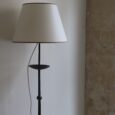 Lampadaire en bronze martelé, vers 1940