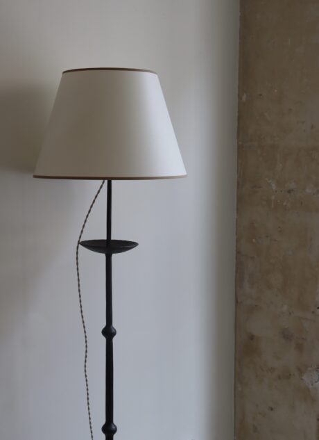 dealeuse-boutique-decoration-paris-vintage-lampe-luminaire-lampadaire-fer-forgé-bronze-martele-1940-marolle-france-ancien-creation-abat-jour-sur-mesure