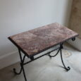 Table d’appoint, piètement fer forgé, plateau marbre rouge