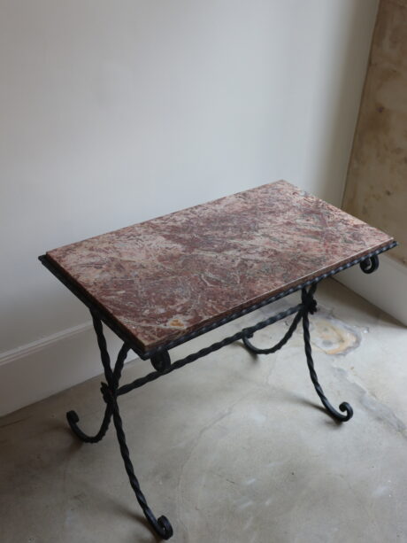 dealeuse-boutique-decoration-vintage-table-appoint-bout-de-canape-maison-baguès-bagues-ancien-paris-gueridon-pietement-fer-forgé-forge-plateau-marbre-rouge