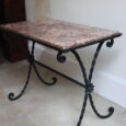 Table d’appoint, piètement fer forgé, plateau marbre rouge