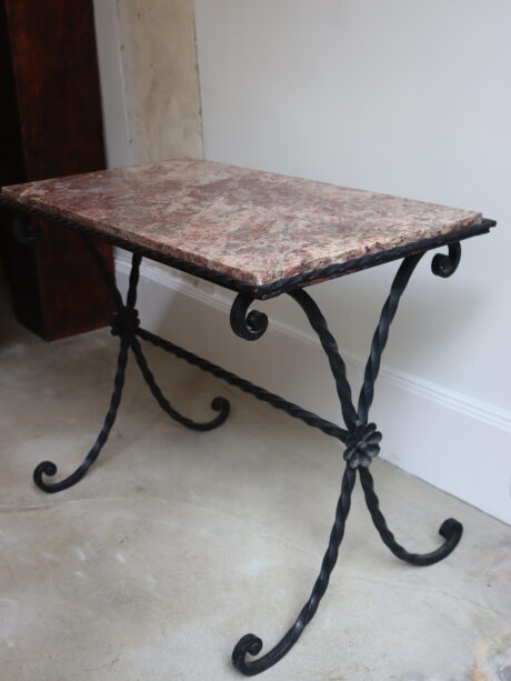 dealeuse-boutique-decoration-vintage-table-appoint-bout-de-canape-maison-baguès-bagues-ancien-paris-gueridon-pietement-fer-forgé-forge-plateau-marbre-rouge