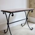 Table d’appoint, piètement fer forgé, plateau marbre rouge