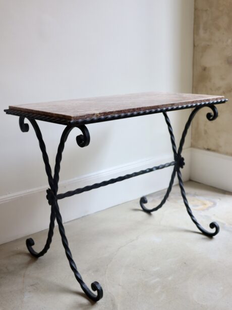dealeuse-boutique-decoration-vintage-table-appoint-bout-de-canape-maison-baguès-bagues-ancien-paris-gueridon-pietement-fer-forgé-forge-plateau-marbre-rouge