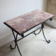 Table d’appoint, piètement fer forgé, plateau marbre rouge