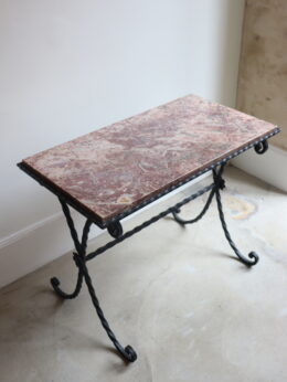 dealeuse-boutique-decoration-vintage-table-appoint-bout-de-canape-maison-baguès-bagues-ancien-paris-gueridon-pietement-fer-forgé-forge-plateau-marbre-rouge