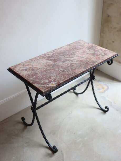 dealeuse-boutique-decoration-vintage-table-appoint-bout-de-canape-maison-baguès-bagues-ancien-paris-gueridon-pietement-fer-forgé-forge-plateau-marbre-rouge
